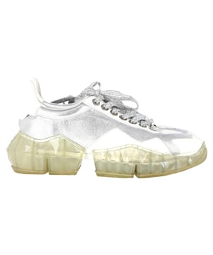VINTAGE, RRP AS NEW
Jimmy Choo The Diamond Sneakers in Silver and White Leather – Sparkle With Every Step

The Jimmy Choo The Diamond Sneakers in silver and white leather exude luxury while offering an effortlessly chic, sporty aesthetic. Featuring a combination of soft white leather and striking silver accents, these sneakers are perfect for adding a touch of glamour to your everyday outfits. Whether you’re running errands or meeting friends for brunch, these shoes make sure you shine with every move.

Jimmy Choo The Diamond Sneakers in Silver and White Leather
Condition: Very good
Signs of wear: Minor markings, Lightly used but very well maintained. Minor mark at soles & creasing, light scuffing at the soles and heels.
Packaging: None
Color: White | silver
Material: Leather
Size: EU | 38.5/IT38.5/US8.UK5
Measurements: Heel height: 60; Insole length: 300
SKU: NAPPUGBSH453383W