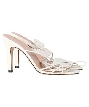 VINTAGE, RRP AS NEW
 Step into elegance with the Gucci Leaf Strapped Sandal Heels in pristine white leather. Designed with intricate leaf-shaped straps that add a touch of nature-inspired luxury, these heels exude sophistication and modernity. The sleek, slender silhouette is complemented by a comfortable heel, making them perfect for both special occasions and stylish everyday wear. Crafted with premium leather and finished with the signature Gucci attention to detail, these sandals are a true statement piece.

Styling Tip: Elevate your summer wardrobe by pairing these sandals with a flowy, floral midi dress for a chic garden party look. Alternatively, combine them with tailored trousers and a fitted blouse for a polished, yet playful office ensemble.

Gucci Leaf Strapped Sandal Heels in White Leather

Condition: Very good
Signs of wear: Minor signs of wear
Packaging: Box, Dust bag
Color: White | ecru
Material: Leather | leather
Size: IT | 39
Measurements: Heel height: 100; Insole length: 280
SKU: TONPUGBSH457074W