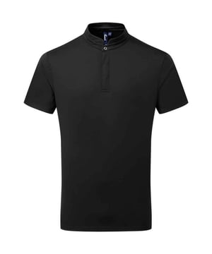 100% gerecycleerd polyester. Ontwerp: Eenvoudig. 155gsm. Stoftechnologie: Ademend, Coolchecker, Vochtafvoerend. 2 knoopsluiting, schortknoop achteraan de hals, verborgen knoop, gaas achterpaneel, zijsplit, tweelingnaaldssteek. Zakken: Pennenzak. Halslijn: Band, Mandarijnkraag. Bevestiging: Drukknoop. Mouwtype: Korte mouwen. Duurzaamheid: WRAP Gecertificeerd.