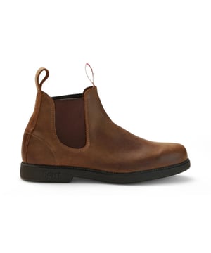 Presentamos las botas Rossi 607 Booma, una fusión perfecta de estilo, durabilidad y rendimiento inigualable. Estas botas Chelsea, confeccionadas con cuero de grano completo marrón de primera calidad con un llamativo refuerzo burdeos, están diseñadas para satisfacer las demandas de entornos de trabajo difíciles y aventuras urbanas, al mismo tiempo que ofrecen una comodidad excepcional y una estética destacada. Características principales: Construcción de cuero de grano completo de primera calidad: hechas de cuero de grano completo marrón de alta calidad, estas botas brindan una durabilidad excepcional y un aspecto pulido y atemporal que supera a competidores como Blundstone. Llamativos refuerzos y lengüetas de tiro burdeos: los refuerzos elásticos burdeos vibrantes combinados con resistentes lengüetas de tiro no solo elevan el estilo, sino que también hacen que ponerse estas botas sea muy fácil. Suela Mud-Shed Tread: diseñada para exteriores, la innovadora suela Mud-Shed brinda un agarre y una comodidad excepcionales al tiempo que evita la acumulación de escombros, ideal para la agricultura, la jardinería, el paisajismo o cualquier terreno. Suela antideslizante certificada: diseñada para brindar estabilidad en superficies resbaladizas o irregulares, lo que garantiza la máxima seguridad en cualquier entorno, desde senderos fangosos hasta pisos pulidos. Resistencia al aceite y al ácido: con una suela que resiste al aceite y al ácido, estas botas son perfectamente adecuadas para trabajos exigentes en granjas, fábricas, cocinas y otros lugares de trabajo desafiantes. Interior forrado en cuero: el forro de cuero transpirable ofrece una comodidad superior, manteniendo sus pies frescos y sujetos durante largas horas de uso. La bota Chelsea Rossi Boots 607 Booma es más que un simple calzado: es una compañera versátil diseñada para los desafíos más difíciles de la vida y los momentos más elegantes. Desde los caminos de tierra del campo hasta las bulliciosas calles de la ciudad, estas botas brindan la combinación perfecta de funcionalidad resistente y sofisticación moderna. Con sus distintivos acentos burdeos, artesanía duradera y comodidad durante todo el día, la 607 Booma es la mejor opción para aquellos que exigen estilo y rendimiento en cada paso.