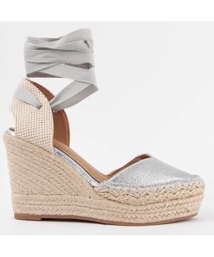 Wedges für Damen. Bequeme Passform. Hergestellt von anderen Marken für unsere Marke. Ungefährliche Maße: 9 cm Absatz und 3 cm Plattform.