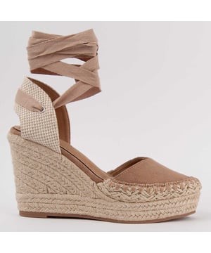 Wedges für Damen. Bequeme Passform. Hergestellt von anderen Marken für unsere Marke. Ungefährliche Maße: 9 cm Absatz und 3 cm Plattform.