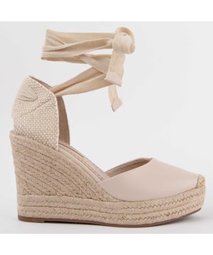Alpargata de cuña para mujer. Calce cómodo. Fabricado por otras marcas para nuestra marca. Medidas aproximadas: 10 cm tacón y 3 cm plataforma.