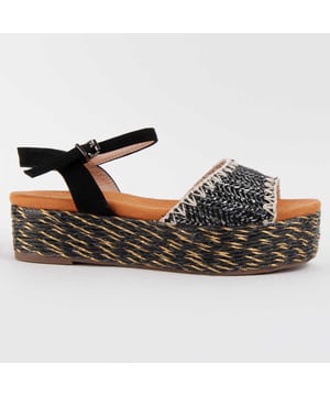 Platform sandaal voor dames. Comfortabele pasvorm. Gefabriceerd door andere merken voor ons merk. Ongeveer afmetingen: 4 cm platform.