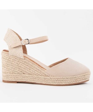 Sleehak espadrille voor dames. Comfortabele pasvorm. Gefabriceerd door andere merken voor ons merk. Ongeveer afmetingen: 8 cm hak en 2 cm platform.