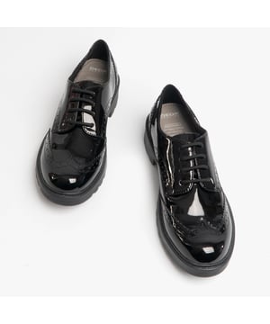 GEOX JR CASEY Girls Patent Brogue School Shoes Black

 Upper Material: Synthetic

Lining Material: Fabric

Sole Material: Rubber

Closure/Fastening: Lace-Up

Features: Shower Proof

Toe Shape: Round

Shoe Width: Regular

Item Weight: 1 KG

Heel Height: Flat (Under 2.5cm)

Shoe Shaft Height: Low Top

Shoe Style: School

Gift Boxed: No
Product Code: J6420N-000HH-C9999
