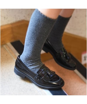 GEOX JR AGATA Girls Moccasin Tassel School Shoes Patent Black

 Upper Material: Patent Leather

Lining Material: Synthetic

Sole Material: Rubber

Closure/Fastening: Slip-On

Features: Comfort

Toe Shape: Round

Shoe Width: Regular

Item Weight: 0.909 KG

Heel Height: Flat (Under 2.5cm)

Shoe Shaft Height: Low Top

Shoe Style: School

Gift Boxed: No
Product Code: 29343-49692