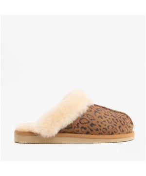 Shepherd Shepherd JESSICA Womens Sheepskin Mules Chestnut/Leopard

 Upper Material: Sheepskin

Lining Material: Sheepskin

Sole Material: EVA

Closure/Fastening: Slip-On

Features: Warm Lining

Toe Shape: Round

Shoe Width: Regular

Item Weight: 0.3 KG

Heel Height: Flat (Under 2.5cm)

Slipper Style: Mule

Gift Boxed: No
Product Code: 468156