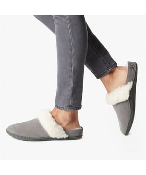 Sorel Sorel NAKISKA SLIDE II Womens Mule Slippers Quarry/Grill

 Upper Material: Suede

Lining Material: Synthetic

Sole Material: Rubber

Closure/Fastening: Slip-On

Features: Warm Lining

Toe Shape: Round

Shoe Width: Regular

Item Weight: 0.48 KG

Heel Height: Flat (Under 2.5cm)

Slipper Style: Mule

Gift Boxed: No
Product Code: 1902881053
