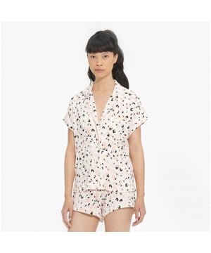 UGG AMELIA II Ladies Pyjama Set Cream Painted Leopard

 Upper Material: Fabric

Closure/Fastening: Button

Features: Comfort

Toe Shape: Round

Shoe Width: Regular

Item Weight: 0.5 KG

Heel Height: None

Single Or Multi Pack?: Single

Gift Boxed: No
Product Code: 1129993-CPLP