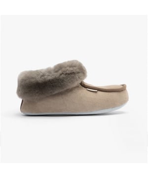 Shepherd Shepherd MOA Womens Sheepskin Slipper Boots Stone

 Upper Material: Sheepskin

Lining Material: Sheepskin

Sole Material: Suede

Closure/Fastening: Pull-On

Features: Warm Lining

Toe Shape: Round

Shoe Width: Regular

Item Weight: 0.35 KG

Heel Height: Flat (Under 2.5cm)

Shoe Shaft Height: Ankle

Boot Style: Slipper Boots

Slipper Style: Slipper Boot

Gift Boxed: No
Product Code: 7242025