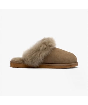 Shepherd Shepherd EVELINA Womens Sheepskin Mules Stone

 Upper Material: Sheepskin

Lining Material: Sheepskin

Sole Material: EVA

Closure/Fastening: Slip-On

Features: Warm Lining

Toe Shape: Round

Shoe Width: Regular

Item Weight: 0.34 KG

Heel Height: Flat (Under 2.5cm)

Slipper Style: Mule

Gift Boxed: No
Product Code: 1929025