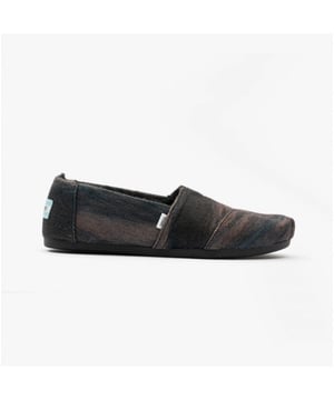TOMS ALPARGATA Ladies Espadrille Black/Brown

 Upper Material: Synthetic

Lining Material: Polyester

Sole Material: Rubber

Closure/Fastening: Slip-On

Features: Comfort

Toe Shape: Round

Shoe Width: Regular

Item Weight: 0.5 KG

Heel Height: Flat (Under 2.5cm)

Shoe Shaft Height: Low Top

Sandal Style: Sandals

Gift Boxed: No
Product Code: 10018901