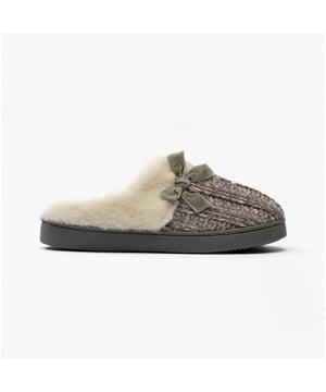 Jo &amp; Joe Jo &amp; Joe AMBER Womens Knitted Mule Slippers Grey

 Upper Material: Textile

Lining Material: Textile

Sole Material: Synthetic

Closure/Fastening: Slip-On

Features: Warm Lining

Toe Shape: Round

Shoe Width: Regular

Item Weight: 0.5 KG

Heel Height: Flat (Under 2.5cm)

Slipper Style: Mule

Gift Boxed: No
Product Code: AMBER/GRE