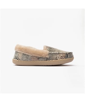 Jo &amp; Joe Jo &amp; Joe SALMA Womens Mule Slippers Cream

 Upper Material: Textile

Lining Material: Textile

Sole Material: Synthetic

Closure/Fastening: Slip-On

Features: Warm Lining

Toe Shape: Round

Shoe Width: Regular

Item Weight: 0.5 KG

Heel Height: Flat (Under 2.5cm)

Slipper Style: Moccasin

Gift Boxed: No
Product Code: SALMA/CRE
