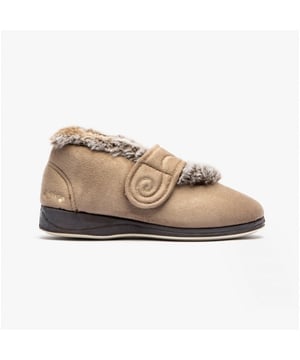 Padders Padders HUSH Womens (EE Fit) Touch Fasten Boot Slippers Taupe Combi

 Upper Material: Textile

Lining Material: Textile

Sole Material: Rubber

Closure/Fastening: Touch Fasten

Features: Comfort,Memory Foam,Adjustable Strap

Toe Shape: Round

Shoe Width: Extra Wide

Item Weight: 0.5 KG

Heel Height: Flat (Under 2.5cm)

Shoe Shaft Height: Ankle

Slipper Style: Slipper Boot

Gift Boxed: No
Product Code: 409/2807