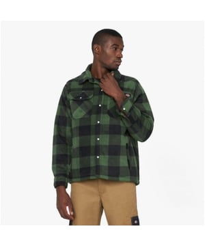 Dickies PORTLAND Herren Shirtjacke Grün\n\nVerschluss: Druckknopf\n\nEigenschaften: Warme Fütterung, Komfort\n\nArtikelgewicht: 0,728 KG\n\nMaterialzusammensetzung: Polyester\n\nKleidermerkmale: Hemd im Holzfäller-Stil mit langen Ärmeln, gepolsterte Fleece-Fütterung\nProduktcode: 36227-67576