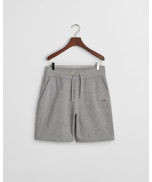 Diese klassischen Sweatshorts sind aus einem weichen Baumwollgemisch gefertigt und haben eine normale Passform. Sie verfügen über einen gerippten Bund für zusätzlichen Komfort und bieten zwei Fronttaschen, eine einzelne Gesäßtasche und einen Kordelzugbund.

Normale Passform  
Kordelzugbund  
Vordertaschen und Gesäßtasche  
GANT-Logo auf dem linken Bein gestickt  

87 % Baumwolle, 13 % Polyester  

2009027