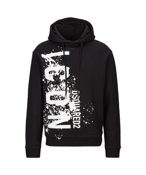 Der Dsquared2 Hoodie verbindet lässigen Streetwear-Stil mit luxuriösem Design. Aus hochwertigem Material gefertigt, sorgt er für hohen Tragekomfort und Wärme. Der auffällige Logo-Print und die stilvolle Passform machen ihn zum perfekten Piece für modische Akzente in jedem Outfit.