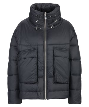 Die DINE 'N' DANCE Jacke vereint modischen Chic mit erstklassiger Verarbeitung. Aus hochwertigen Materialien gefertigt, bietet sie sowohl Komfort als auch Stil. Mit ihrem modernen Schnitt und eleganten Details ist sie der perfekte Begleiter für vielseitige Outfits, die sowohl im Alltag als auch zu besonderen Anlässen überzeugen.