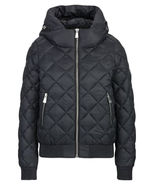 Die DINE 'N' DANCE Jacke vereint modischen Chic mit erstklassiger Verarbeitung. Aus hochwertigen Materialien gefertigt, bietet sie sowohl Komfort als auch Stil. Mit ihrem modernen Schnitt und eleganten Details ist sie der perfekte Begleiter für vielseitige Outfits, die sowohl im Alltag als auch zu besonderen Anlässen überzeugen.