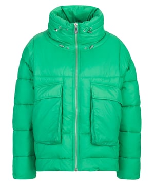 Die DINE 'N' DANCE Jacke vereint modischen Chic mit erstklassiger Verarbeitung. Aus hochwertigen Materialien gefertigt, bietet sie sowohl Komfort als auch Stil. Mit ihrem modernen Schnitt und eleganten Details ist sie der perfekte Begleiter für vielseitige Outfits, die sowohl im Alltag als auch zu besonderen Anlässen überzeugen.