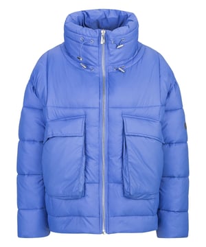 Die DINE 'N' DANCE Jacke vereint modischen Chic mit erstklassiger Verarbeitung. Aus hochwertigen Materialien gefertigt, bietet sie sowohl Komfort als auch Stil. Mit ihrem modernen Schnitt und eleganten Details ist sie der perfekte Begleiter für vielseitige Outfits, die sowohl im Alltag als auch zu besonderen Anlässen überzeugen.