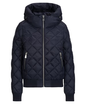 Die DINE 'N' DANCE Jacke vereint modischen Chic mit erstklassiger Verarbeitung. Aus hochwertigen Materialien gefertigt, bietet sie sowohl Komfort als auch Stil. Mit ihrem modernen Schnitt und eleganten Details ist sie der perfekte Begleiter für vielseitige Outfits, die sowohl im Alltag als auch zu besonderen Anlässen überzeugen.