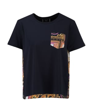 Het dames-T-shirt *TABITHA BAROQUE* combineert klassieke elegantie met modern comfort. Het geraffineerde barokpatroon zet stijlvolle accenten, terwijl de wijde pasvorm en het comfortabele katoenmateriaal zorgen voor een behaaglijk gevoel.
