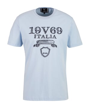 Das 19v69 ITALIA T-Shirt *MAURO SHATTERED* kombiniert zeitlosen Stil mit einem markanten Logoprint. Der weiche Baumwollstoff sorgt für hohen Tragekomfort, während der klassische Rundhalsausschnitt den Look abrundet – ideal für Freizeit und Alltag.