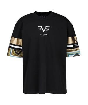 Das 19v69 ITALIA Oversize-T-Shirt *TAMARO* kombiniert modernen Streetwear-Style mit einzigartigen Ärmel-Details. Die lockere Passform und der weiche Baumwollstoff bieten optimalen Tragekomfort – perfekt für trendige Looks mit individuellem Touch.