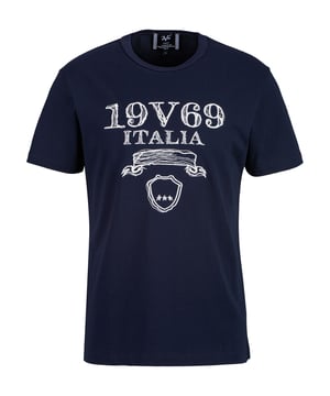 Das 19v69 ITALIA T-Shirt *MAURO SHATTERED* kombiniert zeitlosen Stil mit einem markanten Logoprint. Der weiche Baumwollstoff sorgt für hohen Tragekomfort, während der klassische Rundhalsausschnitt den Look abrundet – ideal für Freizeit und Alltag.