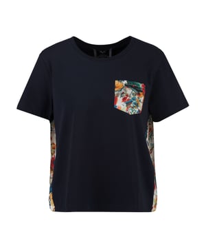 Das Damen-T-Shirt *TABITHA FLOWER* kombiniert ein florales Detail mit zeitloser Eleganz. Angenehm weiche Baumwollmischung, lockere Passform und modische Brusttasche sorgen für einen stilvollen Freizeitlook.