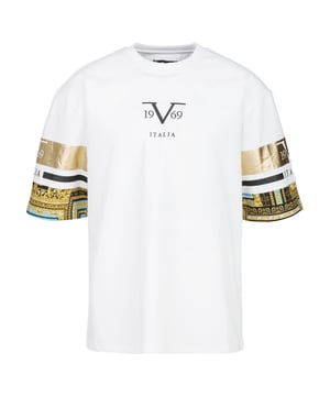 Het oversized T-shirt *TAMARO* van 19v69 ITALIA combineert een moderne streetwearstijl met unieke mouwdetails. De losse pasvorm en zachte katoenen stof bieden optimaal comfort, perfect voor trendy looks met een persoonlijke touch.