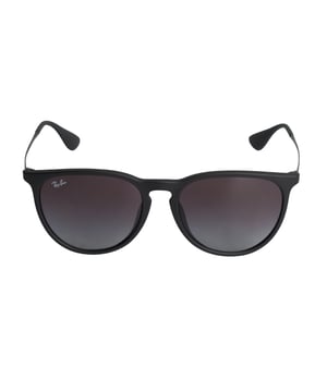Entdecken Sie das Modell Erika von Ray-Ban, eine Brille mit Nylonrahmen, die Leichtigkeit, Haltbarkeit und ein ikonisches Design vereint und jeden Stil mit Eleganz und Komfort ergänzt.

 Form und Design:
 - Diese Ray Ban-Brille hat eine runde Silhouette.

 Rahmenmaterial:
 - Der Rahmen dieser Brille besteht aus Nylon, einem widerstandsfähigen und leichten Material.
 - Nylon sorgt für Haltbarkeit, Flexibilität und eine glatte Oberfläche des Rahmens.

 Metallbügel:
 - Die Bügel bestehen aus Metall und bieten ein elegantes und widerstandsfähiges Design.
 - Das Ende der Bügel ist mit einer Nylonbeschichtung versehen, die für Komfort und einen weichen Sitz über den Ohren sorgt.

 Markendetails:
 - Gravur des Ray Ban-Logos auf den Bügeln und auf einem der Gläser.
 - Diese Designelemente helfen dabei, das Modell eindeutig als Teil der Ray Ban-Brillenkollektion zu identifizieren.

 Gläser:
 - Die Linsen sind von hoher Qualität.
 - 100 % UV-Schutz.

 Inhalt:
 - Brille, Etui, Taschentuch und Broschüre.
 Maßnahmen: Linsenbreite: 57 mm, Steg: 18 mm, Bügel: 145 mm
 Komposition: 100 % Nylon
 Pflege:
- Verwenden Sie zum Reinigen Ihrer Sonnenbrille ein weiches, sauberes Mikrofasertuch.
 - Vermeiden Sie die Verwendung von Scheuermitteln, Reinigungsmitteln, Alkohol oder Aceton.