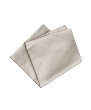Pañuelo de bolsillo para hombre de Emporio Armani, confeccionado en seda de alta calidad que aporta un acabado suave y lujoso. 

Este elegante accesorio es perfecto para añadir un toque de sofisticación a cualquier traje o blazer, ideal para ocasiones formales o eventos especiales. 

Su diseño refinado y el brillo característico de la seda lo convierten en un complemento distintivo, reflejando el estilo exclusivo de la marca. 

Compacto y versátil, se puede doblar de múltiples maneras para llevarlo en el bolsillo de la chaqueta, aportando un toque final impecable al look de un caballero elegante.
 Medidas: 33 x 33 cm
 Composición: 100% Seda
 Cuidados:
- Lavar a mano.
- Secar al aire libre.
- Planchar a baja temperatura.
- Evitar el contacto directo con perfumes o lociones.