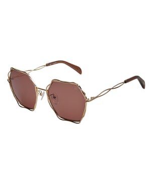 Gafas de sol TOUS con montura de metal.

Forma y diseño:
- Estas gafas Tous tienen una silueta octogonal con bordes ondulados.
- La forma de las lentes les otorga un aspecto elegante y único.

Material de la montura:
- La montura de estas gafas está fabricada en metal.
- El uso de metal proporciona durabilidad y ligereza a la montura.
- Esto hace que las gafas de sol sean resistentes y cómodas de llevar.

Patillas metálicas:
- Las patillas también están hechas de metal, a juego con el material de la montura con acabado en acetato.
- El metal en las patillas agrega solidez y estabilidad a la estructura de las gafas.

Detalles de la marca:
- Grabado de la marca Tous en la patilla.
- Logo de Tous en una de las lentes.
- Estos elementos de diseño ayudan a identificar claramente el modelo como parte de la colección de gafas de sol Tous.

Lentes:
- Los lentes son de alta calidad.
- 100% protección UVB 400.
 Medidas: Alto lente: 60 mm. Ancho lente: 57 mm. Puente: 19 mm. Patillas: 140 mm.
 Composición: Metal
 Cuidados:
Usar un paño de microfibra.
Evitar productos agresivos.
Lavar con agua y jabón neutro.