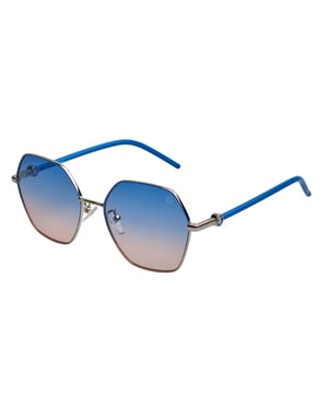 Gafas de sol TOUS con montura de metal.

Forma y diseño:
- Estas gafas Tous tienen una silueta hexagonal.
- La forma de las lentes les otorga un aspecto elegante y único.

Material de la montura:
- La montura de estas gafas está fabricada en metal.
- El uso de metal proporciona durabilidad y ligereza a la montura.
- Esto hace que las gafas de sol sean resistentes y cómodas de llevar.

Patillas:
- Las patillas son de material inyectado.

Detalles de la marca:
- Logo de Tous en una de las lentes y las patillas.
- Estos elementos de diseño ayudan a identificar claramente el modelo como parte de la colección de gafas de sol Tous.

Lentes:
- Los lentes son de alta calidad.
- 100% protección UVB 400.
 Medidas: Alto lente: 60 mm. Ancho lente: 56 mm. Puente: 17 mm. Patillas: 135 mm.
 Composición: Metal
 Cuidados:
Usar un paño de microfibra.
Evitar productos agresivos.
Lavar con agua y jabón neutro.