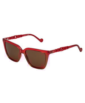 Gafas de sol mujer LIU JO con montura de acetato.

Forma y diseño:
- Estas gafas de sol Liu Jo tienen una silueta cuadrada.
- La silueta cuadrada le da a las gafas un aspecto moderno y vanguardista.

Material de la montura:
- La montura de estas gafas de sol está fabricada en acetato.
- El uso de acetato proporciona durabilidad y ligereza a la montura.
- Esto hace que las gafas sean resistentes y cómodas de llevar.

Patillas:
- Las patillas también están hechas de acetato, a juego con el material de la montura.
- El acetato en las patillas agrega solidez y estabilidad a la estructura de las gafas de sol.
- Adorno trenzado.

Detalles de la marca:
- Grabado de la marca Liu Jo en las patillas.
- Estos elementos de diseño ayudan a identificar claramente el modelo como parte de la colección de gafas sol Liu Jo.

Lentes:
- Los lentes son de alta calidad.
- 100% protección UVB 400.
- Lentes antirreflejos.

El color de las lentes de las gafas de sol puede variar ligeramente con respecto a las imágenes debido a efectos de iluminación o ajustes en el acabado del material, ¡pero siempre conservarán su estilo y calidad!
 Medidas: Alto lente: 49 mm. Ancho lente: 56 mm. Puente: 16 mm. Patillas: 140 mm.
 Composición: Acetato ecológico
 Cuidados:
Limpiar las gafas con agua y jabón (neutro).
No usar paños sucios o abrasivos que puedan alterar las características de los filtros.
Utilizar únicamente accesorios y repuestos originales.