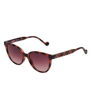 Gafas de sol mujer LIU JO con montura de acetato.

Forma y diseño:
- Estas gafas de sol Liu Jo tienen una silueta redonda.
- La silueta redonda le da a las gafas un aspecto moderno y vanguardista.

Material de la montura:
- La montura de estas gafas de sol está fabricada en acetato.
- El uso de acetato proporciona durabilidad y ligereza a la montura.
- Esto hace que las gafas sean resistentes y cómodas de llevar.

Patillas:
- Las patillas están hechas de acetato, a juego con el material de la montura.
- Detalle de estrellas brillantes, insertados en las patillas.
- El acetato en las patillas agrega solidez y estabilidad a la estructura de las gafas.

Detalles de la marca:
- Grabado de la marca Liu Jo en las patillas.
- Estos elementos de diseño ayudan a identificar claramente el modelo como parte de la colección de gafas sol Liu Jo.

Lentes:
- Los lentes son de alta calidad.
- 100% protección UVB 400.
- Cristales antirreflejo.

El color de las lentes de las gafas de sol puede variar ligeramente con respecto a las imágenes debido a efectos de iluminación o ajustes en el acabado del material, ¡pero siempre conservarán su estilo y calidad!
 Medidas: Alto lente: 47 mm. Ancho lente: 51 mm. Puente: 17 mm. Patillas: 135 mm.
 Composición: Acetato
 Cuidados:
- Limpiar los cristales con agua y jabón (neutro).
- No utilice paños sucios o abrasivos, que pueden alterar las características de los filtros.
- Utilice únicamente accesorios y repuestos originales.