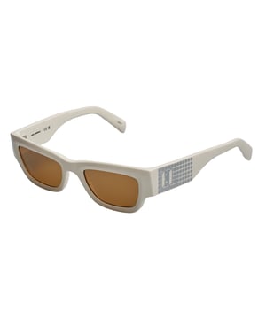Gafas de sol para mujer Karl Lagerfeld.

Forma y diseño:
- Estas gafas de sol Karl Lagerfeld tienen una silueta rectangular envolvente.
- La silueta rectangular le da a las gafas un aspecto moderno y vanguardista.

Material de la montura:
- La montura de estas gafas está fabricada en ABS, un material plástico inyectado.
- Esto hace que las gafas sean resistentes y cómodas de llevar.

Patillas:
- Las patillas también están hechas de ABS con detalles metálicos, a juego con el material de la montura.

Detalles de la marca:
- Grabado de las siglas de Karl Lagerfeld en las patillas.
- Incluye estuche original.

Lentes:
- Los lentes son de alta calidad.
- 100% protección UVB 400.
- Cristales antirreflejo.

El color de las lentes de las gafas de sol puede variar ligeramente con respecto a las imágenes debido a efectos de iluminación o ajustes en el acabado del material, ¡pero siempre conservarán su estilo y calidad!
 Medidas: Ancho lente: 52 mm, Puente: 21 mm, Patillas: 140 mm
 Composición: ABS inyectado
 Cuidados:
Limpiar las gafas con agua y jabón (neutro).
No usar paños sucios o abrasivos que puedan alterar las características de los filtros.
Utilizar únicamente accesorios y repuestos originales.