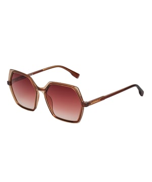 Gafas de sol para mujer Karl Lagerfeld.

Forma y diseño:
- Estas gafas de sol Karl Lagerfeld tienen una forma hexagonal con bordes suavemente angulados.
- La silueta hexagonal le da a las gafas de sol un aspecto moderno y vanguardista.

Material de la montura:
- La montura de estas gafas de sol está fabricada en ABS, un material plástico inyectado.
- Esto hace que las gafas sean resistentes y cómodas de llevar.

Patillas:
- Las patillas también están hechas de ABS, a juego con el material de la montura.

Detalles de la marca:
- Grabado de la marca de Karl Lagerfeld en las patillas.
- Incluye estuche original.

Lentes:
- Los lentes son de alta calidad.
- 100% protección UVB 400.
- Cristales antirreflejo.

El color de las lentes de las gafas de sol puede variar ligeramente con respecto a las imágenes debido a efectos de iluminación o ajustes en el acabado del material, ¡pero siempre conservarán su estilo y calidad!
 Medidas: Ancho lente: 56 mm, Puente: 17 mm, Patillas: 140 mm
 Composición: ABS Inyectado
 Cuidados:
Limpiar las gafas con agua y jabón (neutro).
No usar paños sucios o abrasivos que puedan alterar las características de los filtros.
Utilizar únicamente accesorios y repuestos originales.