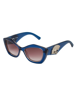 Gafas de sol para mujer Karl Lagerfeld con montura de acetato.

Forma y diseño:
- Estas gafas de sol Karl Lagerfeld tienen una silueta de cat-eye con bordes marcados.
- La silueta cat-eye le da a las gafas de sol un aspecto moderno y vanguardista.

Material de la montura:
- La montura de estas gafas está fabricada en acetato, un material plástico.
- El acetato proporciona durabilidad, flexibilidad y un acabado liso a la montura.
- Esto hace que las gafas sean resistentes y cómodas de llevar.

Patillas de acetato:
- Las patillas también están hechas de acetato con detalles metálicos, a juego con el material de la montura.
- El acetato en las patillas las hace livianas y cómodas de llevar.

Detalles de la marca:
- Grabado de las siglas de Karl Lagerfeld en las patillas.
- Incluye estuche original.

Lentes:
- Los lentes son de alta calidad.
- 100% protección UVB 400.
- Cristales antirreflejo.

El color de las lentes de las gafas de sol puede variar ligeramente con respecto a las imágenes debido a efectos de iluminación o ajustes en el acabado del material, ¡pero siempre conservarán su estilo y calidad!
 Medidas: Ancho lente: 52 mm, Puente: 18 mm, Patillas: 140 mm
 Composición: Acetato
 Cuidados:
Limpiar las gafas con agua y jabón (neutro).
No usar paños sucios o abrasivos que puedan alterar las características de los filtros.
Utilizar únicamente accesorios y repuestos originales.