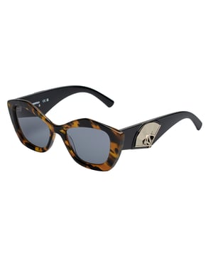 Gafas de sol para mujer Karl Lagerfeld con montura de acetato.

Forma y diseño:
- Estas gafas de sol Karl Lagerfeld tienen una silueta de cat-eye con bordes marcados.
- La silueta cat-eye le da a las gafas de sol un aspecto moderno y vanguardista.

Material de la montura:
- La montura de estas gafas está fabricada en acetato, un material plástico.
- El acetato proporciona durabilidad, flexibilidad y un acabado liso a la montura.
- Esto hace que las gafas sean resistentes y cómodas de llevar.

Patillas de acetato:
- Las patillas también están hechas de acetato con detalles metálicos, a juego con el material de la montura.
- El acetato en las patillas las hace livianas y cómodas de llevar.

Detalles de la marca:
- Grabado de las siglas de Karl Lagerfeld en las patillas.
- Incluye estuche original.

Lentes:
- Los lentes son de alta calidad.
- 100% protección UVB 400.
- Cristales antirreflejo.

El color de las lentes de las gafas de sol puede variar ligeramente con respecto a las imágenes debido a efectos de iluminación o ajustes en el acabado del material, ¡pero siempre conservarán su estilo y calidad!
 Medidas: Ancho lente: 52 mm, Puente: 18 mm, Patillas: 140 mm
 Composición: Acetato
 Cuidados:
Limpiar las gafas con agua y jabón (neutro).
No usar paños sucios o abrasivos que puedan alterar las características de los filtros.
Utilizar únicamente accesorios y repuestos originales.