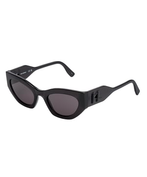 Gafas de sol para mujer Karl Lagerfeld.

Forma y diseño:
- Estas gafas de sol Karl Lagerfeld tienen una silueta de cat-eye con bordes marcados.
- La silueta cat-eye le da a las gafas de sol un aspecto moderno y vanguardista.

Material de la montura:
- La montura de estas gafas de sol está fabricada en ABS, un material plástico inyectado.
- Esto hace que las gafas sean resistentes y cómodas de llevar.

Patillas:
- Las patillas también están hechas de ABS, a juego con el material de la montura.

Detalles de la marca:
- Grabado de las siglas de Karl Lagerfeld en las patillas.
- Incluye estuche original.

Lentes:
- Los lentes son de alta calidad.
- 100% protección UVB 400.
- Cristales antirreflejo.

El color de las lentes de las gafas de sol puede variar ligeramente con respecto a las imágenes debido a efectos de iluminación o ajustes en el acabado del material, ¡pero siempre conservarán su estilo y calidad!
 Medidas: Ancho lente: 52 mm, Puente: 22 mm, Patillas: 140 mm
 Composición: ABS inyectado
 Cuidados:
Limpiar las gafas con agua y jabón (neutro).
No usar paños sucios o abrasivos que puedan alterar las características de los filtros.
Utilizar únicamente accesorios y repuestos originales.