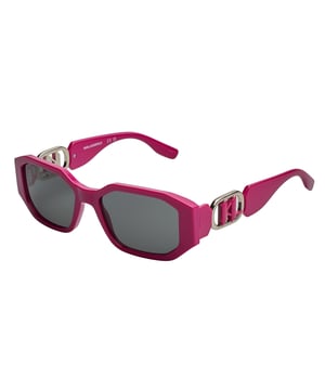 Gafas de sol para mujer Karl Lagerfeld.

Forma y diseño:
- Estas gafas de sol Karl Lagerfeld tienen una silueta rectangular geométrica.
- La silueta rectangular le da a las gafas un aspecto moderno y vanguardista.

Material de la montura:
- La montura de estas gafas está fabricada en ABS, un material plástico inyectado.
- Esto hace que las gafas sean resistentes y cómodas de llevar.

Patillas:
- Las patillas también están hechas de ABS con detalles metálicos, a juego con el material de la montura.

Detalles de la marca:
- Grabado de las siglas de Karl Lagerfeld en las patillas.
- Incluye estuche original.

Lentes:
- Los lentes son de alta calidad.
- 100% protección UVB 400.
- Cristales antirreflejo.

El color de las lentes de las gafas de sol puede variar ligeramente con respecto a las imágenes debido a efectos de iluminación o ajustes en el acabado del material, ¡pero siempre conservarán su estilo y calidad!
 Medidas: Ancho lente: 55 mm, Puente: 18 mm, Patillas: 140 mm
 Composición: ABS inyectado
 Cuidados:
Limpiar las gafas con agua y jabón (neutro).
No usar paños sucios o abrasivos que puedan alterar las características de los filtros.
Utilizar únicamente accesorios y repuestos originales.