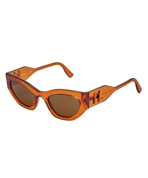 Gafas de sol para mujer Karl Lagerfeld.

Forma y diseño:
- Estas gafas de sol Karl Lagerfeld tienen una silueta de cat-eye con bordes marcados.
- La silueta cat-eye le da a las gafas de sol un aspecto moderno y vanguardista.

Material de la montura:
- La montura de estas gafas de sol está fabricada en ABS, un material plástico inyectado.
- Esto hace que las gafas sean resistentes y cómodas de llevar.

Patillas:
- Las patillas también están hechas de ABS, a juego con el material de la montura.

Detalles de la marca:
- Grabado de las siglas de Karl Lagerfeld en las patillas.
- Incluye estuche original.

Lentes:
- Los lentes son de alta calidad.
- 100% protección UVB 400.
- Cristales antirreflejo.

El color de las lentes de las gafas de sol puede variar ligeramente con respecto a las imágenes debido a efectos de iluminación o ajustes en el acabado del material, ¡pero siempre conservarán su estilo y calidad!
 Medidas: Ancho lente: 52 mm, Puente: 22 mm, Patillas: 140 mm
 Composición: ABS inyectado
 Cuidados:
Limpiar las gafas con agua y jabón (neutro).
No usar paños sucios o abrasivos que puedan alterar las características de los filtros.
Utilizar únicamente accesorios y repuestos originales.