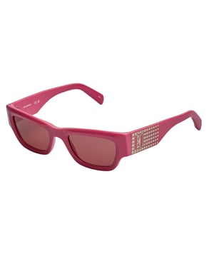 Gafas de sol para mujer Karl Lagerfeld.

Forma y diseño:
- Estas gafas de sol Karl Lagerfeld tienen una silueta rectangular envolvente.
- La silueta rectangular le da a las gafas un aspecto moderno y vanguardista.

Material de la montura:
- La montura de estas gafas está fabricada en ABS, un material plástico inyectado.
- Esto hace que las gafas sean resistentes y cómodas de llevar.

Patillas:
- Las patillas también están hechas de ABS con detalles metálicos, a juego con el material de la montura.

Detalles de la marca:
- Grabado de las siglas de Karl Lagerfeld en las patillas.
- Incluye estuche original.

Lentes:
- Los lentes son de alta calidad.
- 100% protección UVB 400.
- Cristales antirreflejo.

El color de las lentes de las gafas de sol puede variar ligeramente con respecto a las imágenes debido a efectos de iluminación o ajustes en el acabado del material, ¡pero siempre conservarán su estilo y calidad!
 Medidas: Ancho lente: 52 mm, Puente: 21 mm, Patillas: 140 mm
 Composición: ABS inyectado
 Cuidados:
Limpiar las gafas con agua y jabón (neutro).
No usar paños sucios o abrasivos que puedan alterar las características de los filtros.
Utilizar únicamente accesorios y repuestos originales.
