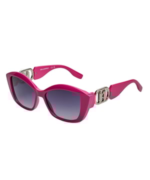 Sonnenbrille für Damen von Karl Lagerfeld.

 Form und Design:
 – Diese Sonnenbrille von Karl Lagerfeld hat eine Katzenaugen-Silhouette mit scharfen Kanten.
 - Die Cat-Eye-Silhouette verleiht der Sonnenbrille einen modernen und kantigen Look.

 Rahmenmaterial:
 - Der Rahmen dieser Sonnenbrille besteht aus ABS, einem gespritzten Kunststoffmaterial.
 – Dies macht die Brille langlebig und angenehm zu tragen.

 Koteletten:
 - Die Bügel sind ebenfalls aus ABS mit Metalldetails, passend zum Rahmenmaterial.

 Markendetails:
 - Gravur der Initialen von Karl Lagerfeld auf den Bügeln.
 - Inklusive Originalkoffer.

 Gläser:
 - Die Linsen sind von hoher Qualität.
 - 100 % UVB 400-Schutz.
 - Antireflektierende Kristalle.

 Die Farbe der Sonnenbrillengläser kann aufgrund von Lichteffekten oder Anpassungen der Materialverarbeitung leicht von den Bildern abweichen, ihren Stil und ihre Qualität behalten sie jedoch immer!
 Maßnahmen: Glasbreite: 56 mm, Steg: 15 mm, Bügel: 140 mm
 Komposition: ABS eingespritzt
 Pflege:
Reinigen Sie die Gläser mit Wasser und Seife (neutral).
 Verwenden Sie keine schmutzigen oder scheuernden Tücher, da diese die Eigenschaften der Filter verändern könnten.
 Verwenden Sie nur Originalzubehör und Ersatzteile.