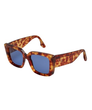 Gafas de sol para mujer Victoria Beckham con montura de acetato.

Forma y diseño:
- Estas gafas Victoria Beckham tienen una silueta cuadrada de gran tamaño.
- La silueta cuadrada le da a las gafas un aspecto moderno y vanguardista.

Material de la montura:
- La montura de estas gafas está fabricada en acetato, un material plástico.
- El acetato proporciona durabilidad, flexibilidad y un acabado liso a la montura.
- Esto hace que las gafas sean resistentes y cómodas de llevar.

Patillas de acetato:
- Las patillas también están hechas de acetato, a juego con el material de la montura.
- El acetato en las patillas las hace livianas y cómodas de llevar.

Detalles de la marca:
- Grabado de las siglas de Victoria Beckham en las patillas.
- Incluye los certificados de autenticidad y garantía.
- Funda original.

Lentes:
- Los lentes son de alta calidad.
- 100% protección UVB 400.
- Cristales antirreflejo.

El color de las lentes de las gafas de sol puede variar ligeramente con respecto a las imágenes debido a efectos de iluminación o ajustes en el acabado del material, ¡pero siempre conservarán su estilo y calidad!
 Medidas: Ancho lente: 52 mm. Puente: 21 mm. Patillas: 145 mm.
 Composición: Acetato
 Cuidados:
Limpiar las gafas con agua y jabón (neutro).
No usar paños sucios o abrasivos que puedan alterar las características de los filtros.
Utilizar únicamente accesorios y repuestos originales.